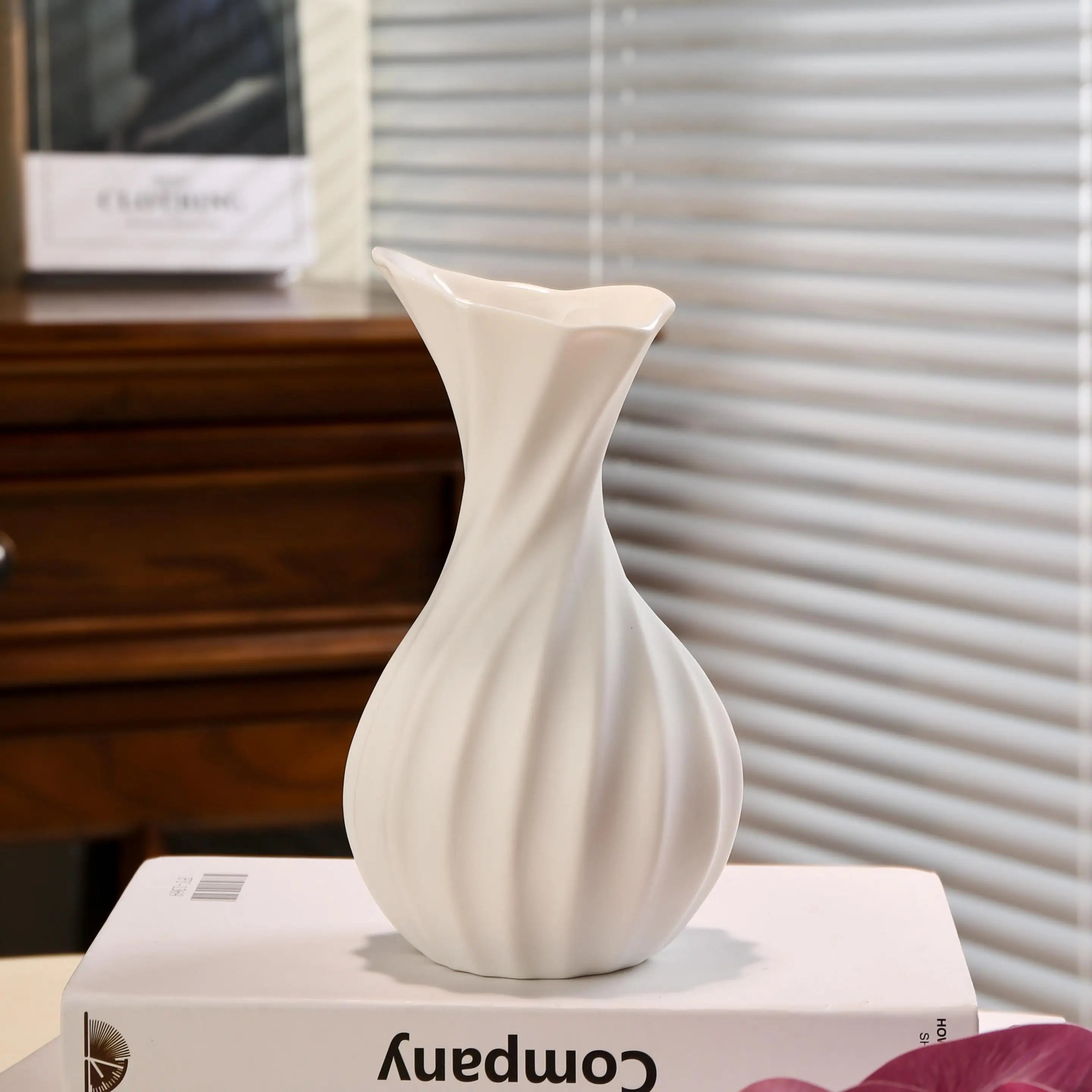 Creative Irregular Shape Vases Decor, Ceramic Living Room Flower Arrangement Table Decoration Light Luxury Style Vase, 1Pc