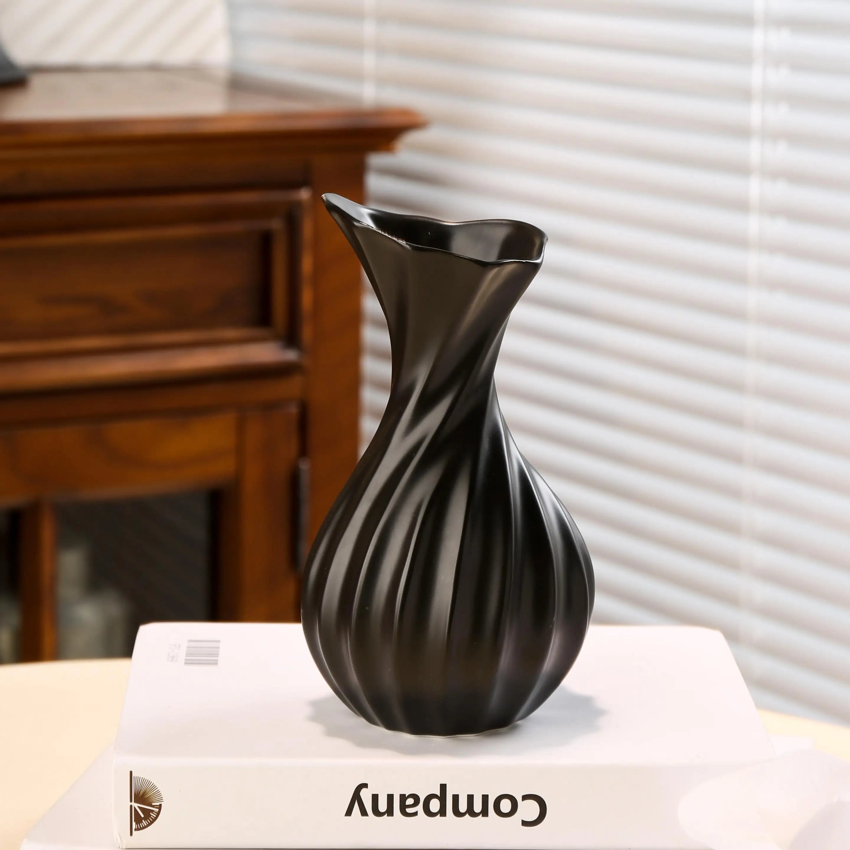 Creative Irregular Shape Vases Decor, Ceramic Living Room Flower Arrangement Table Decoration Light Luxury Style Vase, 1Pc